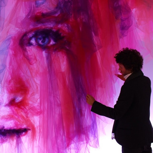 3. Вместо кисточки - утюг, вместо холста - тюль. Но от этого Бенджамин не перестает быть художником.