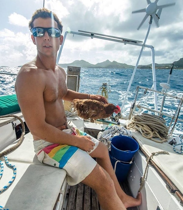 1. 24-летний Гирек Суде взял в кругосветное путешествие курицу в надежде, что она будет нести ему яйца