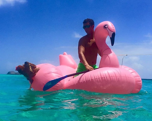 3. Моник любит плавать вместе со своим французом!