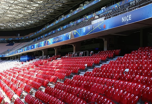 Allianz Riviera Stadı'nda bize ayrılan koltuklar Türk bayraklarıyla donatıldı