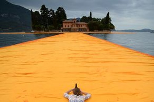 İtalya'da Gölün Üzerinde Yürümenizi Sağlayan Muhteşem Enstalasyon: The Floating Piers