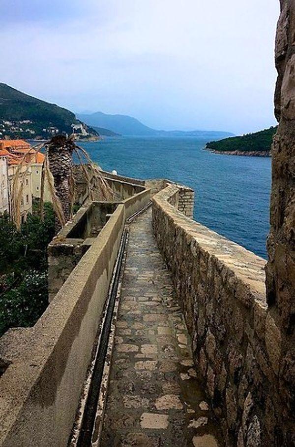 "Dubrovnik özellikle 'Kralın Şehri' için doğal bir seçim olmuş çünkü kent antik surlara sahip ve GoT'un orta çağa özgü ve büyülü ortamını iyice tamamlıyor."