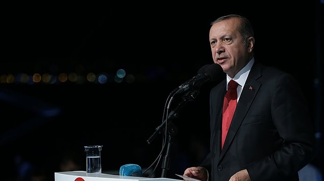 'Duyarsızlıklarıyla bu tatsız hadiseye yol açanları ve kaba güç kullanarak olayın istismarına yol açanları da ayrıca kınıyorum'