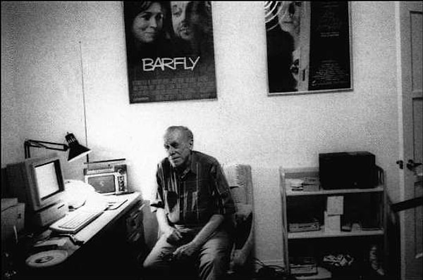 14. Вся улица слева от меня была забита пробкой, и я наблюдал, как люди сидят и терпеливо ждут в своих машинах. Почти в каждой сидели мужчина с женщиной – уставившись прямо перед собой, не разговаривая. Для всех, в конечном итоге, всё упирается в ожидание. Ты всё ждешь и ждешь – больницы, врача, сантехника, психушки, тюрьмы, саму маму-смерть. Сначала сигнал – красный, затем – зеленый. За ожиданием граждане мира едят еду и смотрят телевизор, переживают за свою работу или за ее отсутствие.