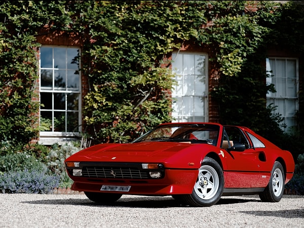 12. Модель 308 GTB/GTS, последовавшая за Dino в 1975 году, имела бренд Ferrari, и с тех пор машины с центральным расположением двигателя заняли прочное место в линейке автомобилей компании.