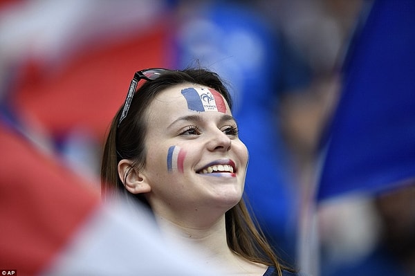 1. Француженки привлекают внимание своей естественностью и неповторимым шармом.