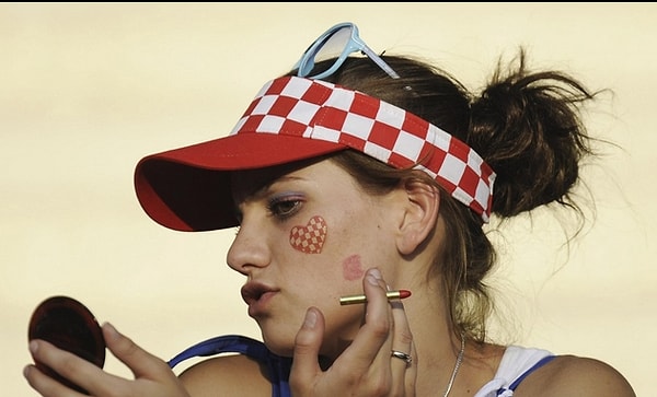 И подают пример всем другим болельщицам - вот так надо поддерживать свою команду!