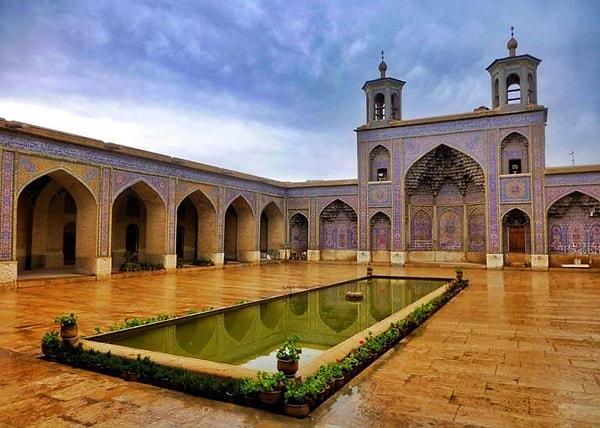 1. İran'ın Şiraz şehrinde bulunan Nasır El-Mülk Camii, 1876 yılında Katar Kralı Mirza Hasan Ali Nasır el-Mülk'ün emri ile yaptırılmıştır.