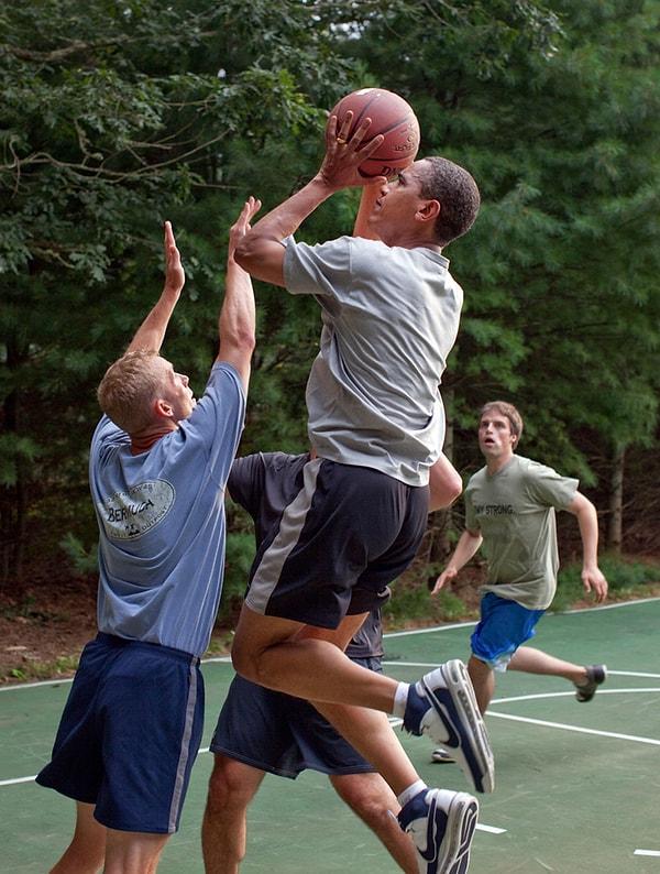 25. Obama'nın basketbol tutkusunu ve ne kadar iyi oynadığını da birçok kez gördük.