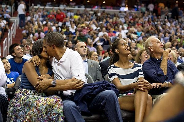 39. Laiklik bee! Amerika'nın meşhur 'kiss cam' olayı Obama ailesine de denk gelmiş tabii.