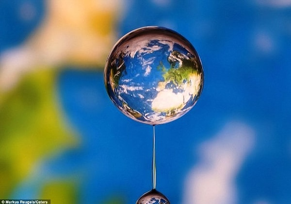 3. Нет, это не цифровые манипуляции. Это оригинальное фото капли воды на фоне карты мира. Автор снимка, Маркус Рейгелс, потратил бесчисленное множество часов, чтобы сделать этот снимок.