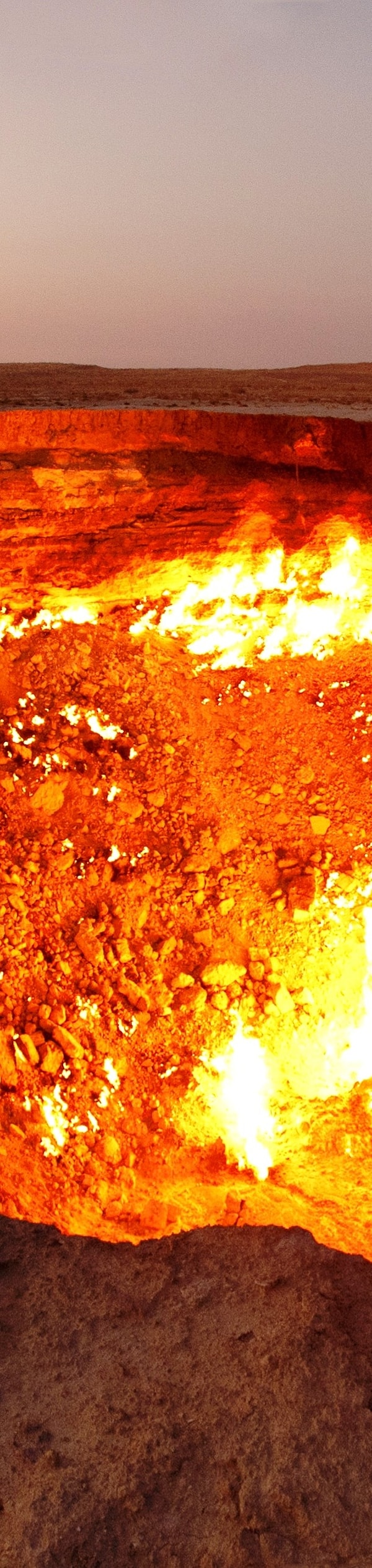 9. Газовый кратер "Дарваза", похожий на ворота в преисподнюю, расположен в туркменской пустыне Каракум. Огненная яма - результат бурения скважины и раскопок, которые были организованы в 1971 году советскими геологами. Обнаружившиеся скопления природного газа в подземной каверне едва не привели к гибели рабочей группы. Природный газ, во избежание вредного воздействия на людей и скот, подожгли. Огонь, который должен был потухнуть через несколько дней, горит до сих пор; языки пламени, достигающие десяти метров в высоту, можно заметить за несколько километров.