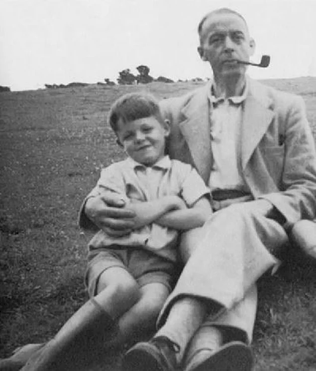 Пол Маккартни, будущая звезда "Битлз" со своим отцом, когда ему было 8 лет