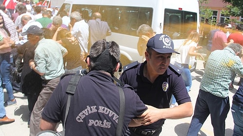 Bolu'da 10. Yıl Marşı'nın Yasaklanmasını Protesto Eden CHP'liler Valiliğe Yürüdü