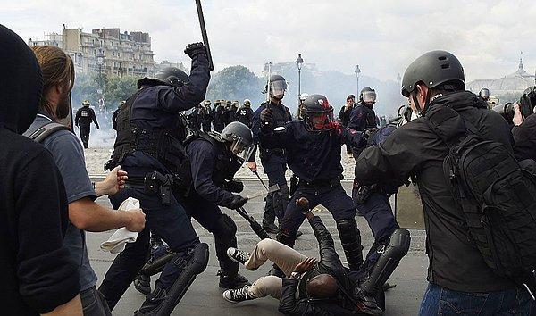 Fransa genelinde 14 Haziran'da düzenlenen son protestolarda, polis ve göstericiler çatışmış, 27'si polis 40 kişi yaralanmıştı