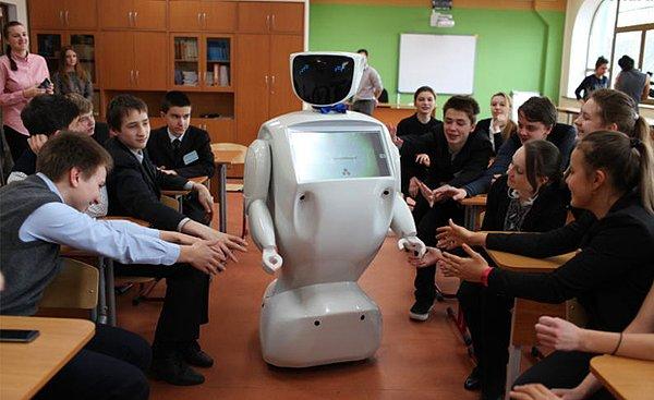 Şirketin yaptığı açıklamaya göre robot, 'kendi kendine dolaşmaya programlanmış.' Size bi' yerden tanıdık geldi mi? 😂