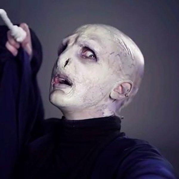 2. Voldemort'a bir ömür boyu birlikte olmak istediğini söylersiniz bir bakmışsınız akça pakça bir hanımefendi çıkar.