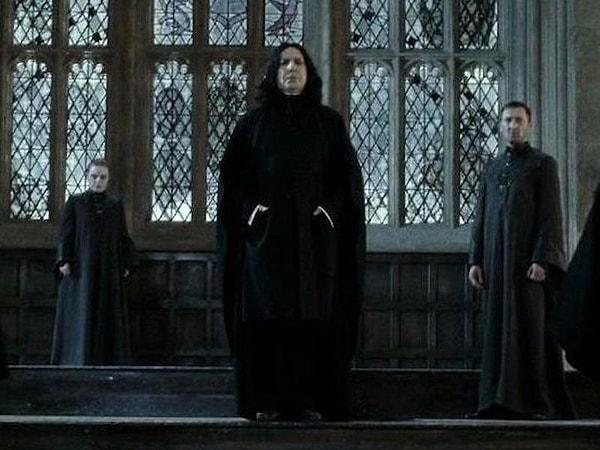 Ralph Ineson, Amycus Carrow karakteriyle üç "Harry Potter" filminde bir "Ölüm Yiyen"di. (Sağda)