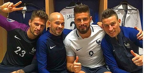 Известные футболисты делятся своими личными фотографиями с Евро-2016