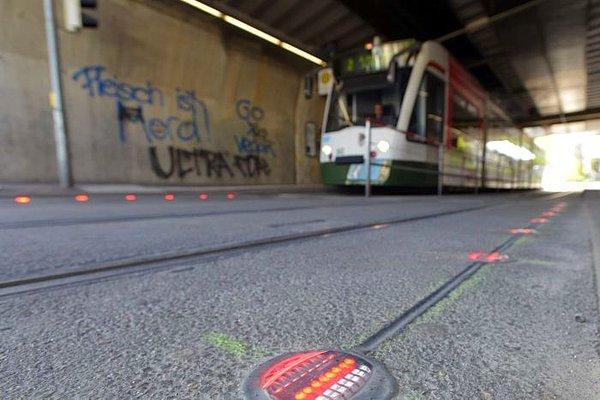 Almanya'nın Augsburg kentindeyse, tramvay geçişlerine yerleştirilen uyarı ışıklarıyla, telefon kullanıcıları tehlikeli bir alana geldiklerini fark ediyor