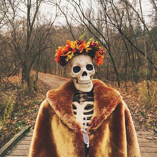 This Skeleton Shows Everything Wrong With Instagram Clichés!