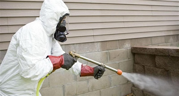 5. "Как-то у меня был случайный секс с одним парнем. Когда мы закончили, он встал, взял дезинфицирующее средство, намочил им салфеточку и протер ей свой пенис".