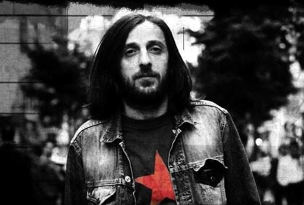 2. Rock’n’roll ile Karadeniz müziğini birleştiren ünlü sanatçı Kazım Koyuncu, sadece 33 yaşında hayatını kanser nedeniyle kaybetti.