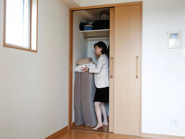 Saeko Kushibiki, işi bittiğinde şilteleri bile kaldırıyor. Gözden ırak, gönülden ırak.