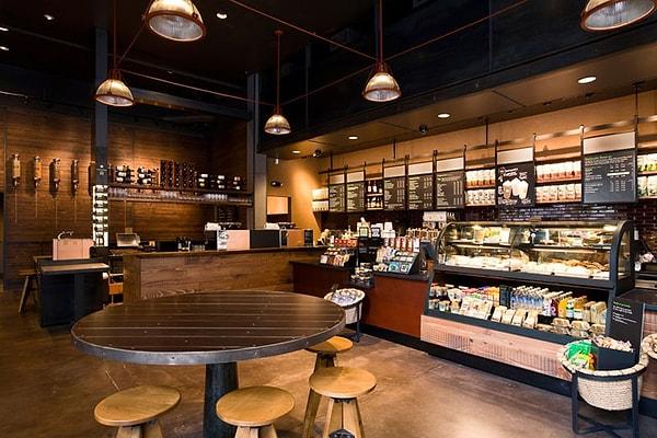 15. Ölümüne yalnız kalmayın diye Starbucks yuvarlak masa kullanır