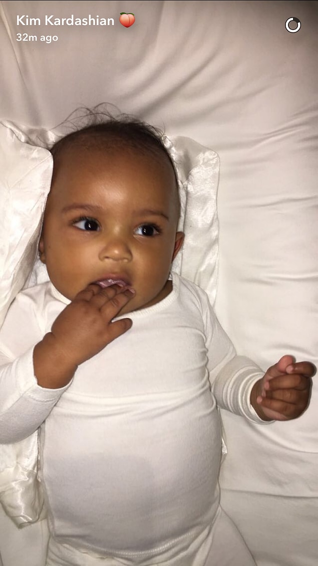 6. Son dönemlerde doğumdan sonra verdiği kilolarla herkesin takdirini kazanan Kim Kardashian, oğlu Saint'in fotoğrafını takipçileriyle ilk kez paylaştı!