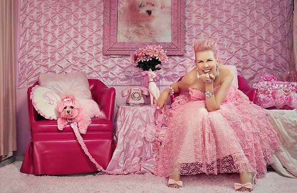 2. С 1980 года эта женщина исключила все цвета из своей жизни, кроме, розового!