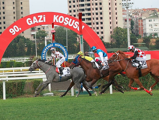 90. Gazi Koşusu'nu Ahmet Çelik'in Jokeyliğini Yaptığı Graystorm Kazandı