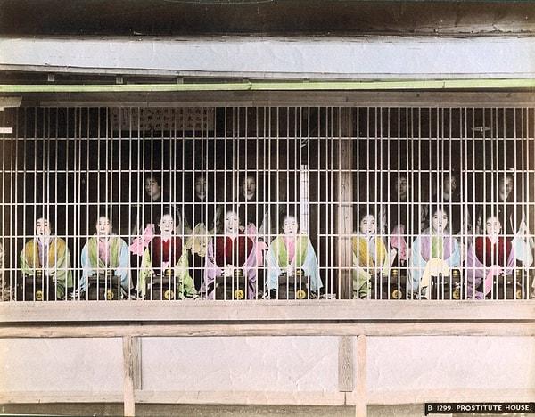 13. Tokyo yakınlarında, eskiden genelevlerin merkezi olarak bilinen Yoshiwara'da sergilenen hayat kadınları, 1882.