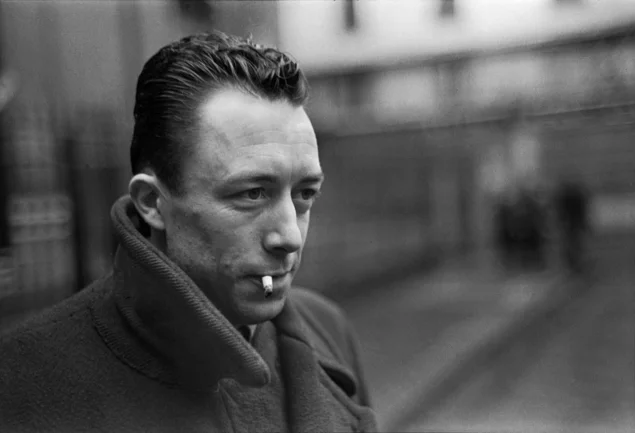 Camus aslında tam anlamıyla bir "Fransız" değildi. Babası Fransa, Bordeaux'luydu. Annesi İspanyol kökenliydi. Kendisi ise Cezayir doğumluydu.
