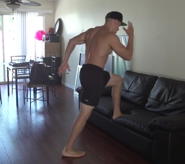 1. Вышагивания (12 раз на каждую сторону)