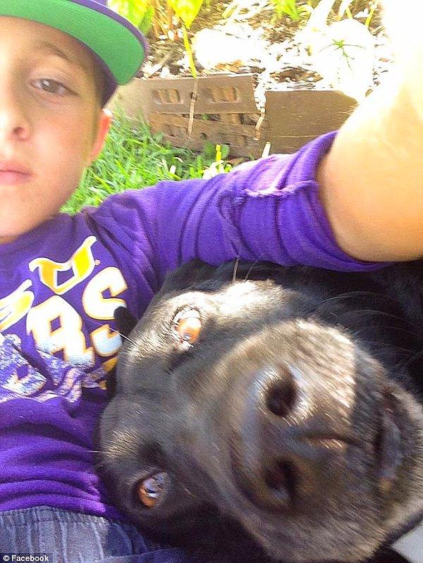 Köpek ile gizli bir arkadaşlık kuran selfie çekinmeyi de ihmal etmiyor.