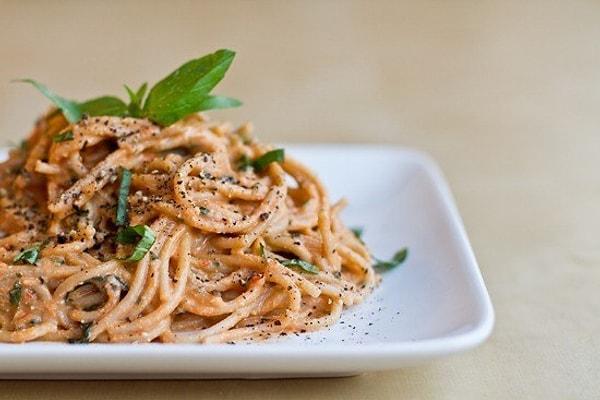 7. Spagettinin sosu hafif kremamsı olsa ama domatesten yapılsa?