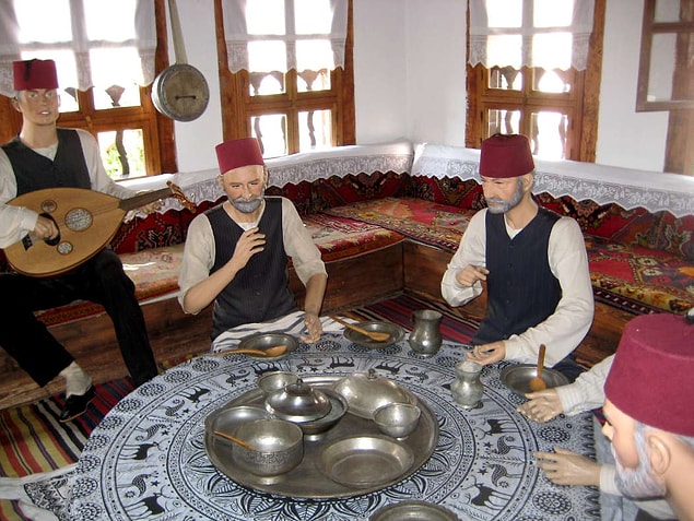 Safranbolu’da eskiden nasıl bir yaşantı olduğunu deneyimlemek isterseniz Kaymakamlar Evi'ne uğrayın.