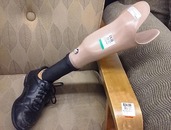 3. Чья-та рандомная нога