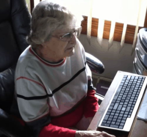 İzleyeceği dizinin yeni bölümünü kaçırınca sıkıntı yapmayan, internetten tekrarını izleyen büyükanne.