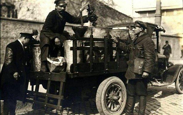 Rus gaz şirketinin, iş yerlerine ve bakkallara gaz dağıtan kamyoneti (1928)