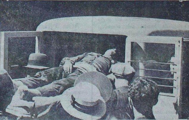 104. İstanbul'un ilk sıhhi imdat otomobili, Yemiş semtinde bir vakaya müdahale ederken (1935)