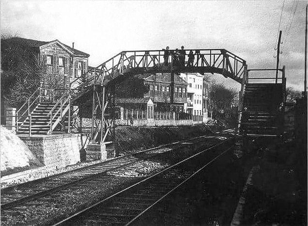 Tahta bir köprünün üzerinden Bakırköy.