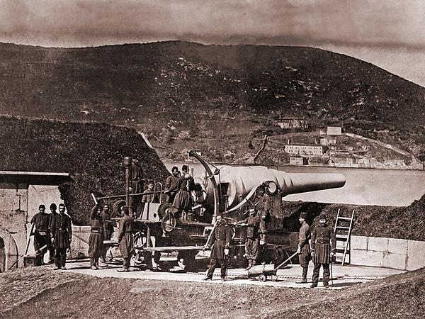 87. Boğaz'da top atışı yapmaya hazır Türk askerler.