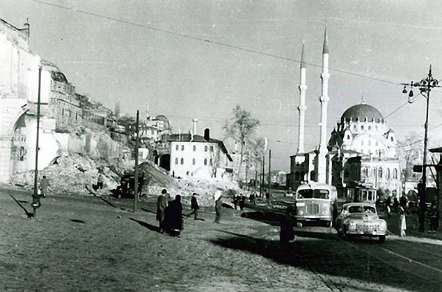 Tophane Arabacılar Kışlası yıkılıyor (1957)