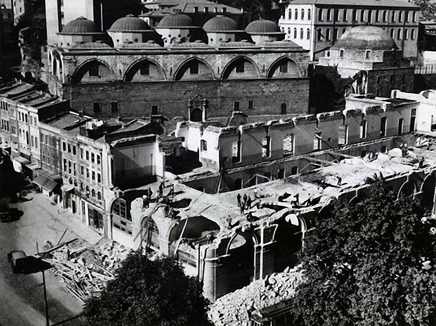 75. Tophane Arabacılar Kışlası yol genişletme çalışması için yıkılıyor (1950'li yıllar)
