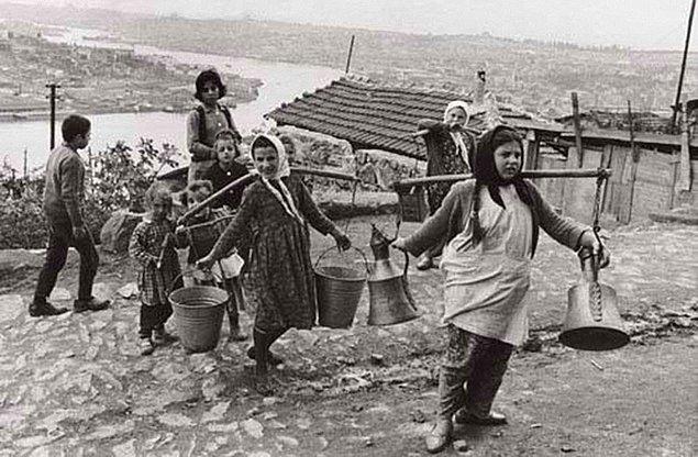 Eyüp sırtlarında su taşıyan çocuklar (1965)