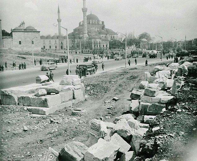 1927-1957 seneleri arasında yani Cumhuriyet kurulduktan sonra İstanbul'da yapılan arkeolojik kazıların fotoğrafları. Bu fotoğraf İngiltere'deki Birmingham Üniversitesi arşivlerinde bulundu.