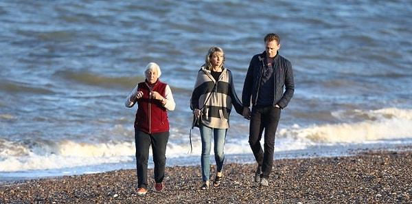 Ailelerin tanışmasıyla ilişkilerini bir sonraki aşamaya taşıyan Taylor ve Tom, yanlarına anne Diana'yı da alarak sahilde yürüyüş yaptılar.