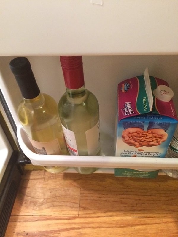 12. А в холодильнике вашего возвращения ждет бутылка вина